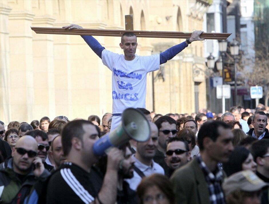 Γενική απεργία στην Ισπανία #17. Γενική απεργία κατά των μέτρων λιτότητας και των μεταρυθμίσεων στα εργασιακά πραγματοποιείται σήμερα στην Ισπανία. Η σημερινή γενική απεργία, που γίνεται μετά από έκκληση των δύο μεγαλύτερων συνδικάτων -Comisiones Obreras (CCOO) και UGT- είναι η έκτη από την θέσπιση των συνδικαλιστικών ελευθεριών το 1977. Η προηγούμενη γενική απεργία πραγματοποιήθηκε στις 29 Σεπτεμβρίου 2010.