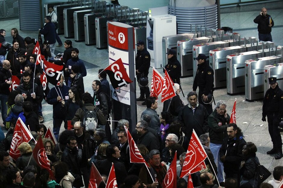 Γενική απεργία στην Ισπανία #20. Γενική απεργία κατά των μέτρων λιτότητας και των μεταρυθμίσεων στα εργασιακά πραγματοποιείται σήμερα στην Ισπανία. Η σημερινή γενική απεργία, που γίνεται μετά από έκκληση των δύο μεγαλύτερων συνδικάτων -Comisiones Obreras (CCOO) και UGT- είναι η έκτη από την θέσπιση των συνδικαλιστικών ελευθεριών το 1977. Η προηγούμενη γενική απεργία πραγματοποιήθηκε στις 29 Σεπτεμβρίου 2010.