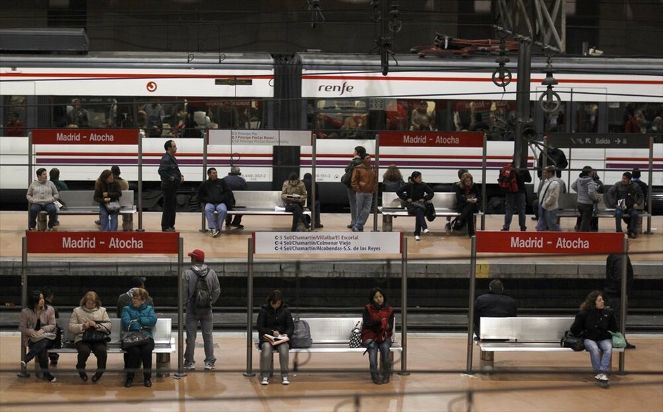 Γενική απεργία στην Ισπανία #24. Γενική απεργία κατά των μέτρων λιτότητας και των μεταρυθμίσεων στα εργασιακά πραγματοποιείται σήμερα στην Ισπανία. Η σημερινή γενική απεργία, που γίνεται μετά από έκκληση των δύο μεγαλύτερων συνδικάτων -Comisiones Obreras (CCOO) και UGT- είναι η έκτη από την θέσπιση των συνδικαλιστικών ελευθεριών το 1977. Η προηγούμενη γενική απεργία πραγματοποιήθηκε στις 29 Σεπτεμβρίου 2010.