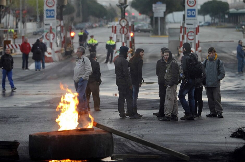 Γενική απεργία στην Ισπανία #30. Γενική απεργία κατά των μέτρων λιτότητας και των μεταρυθμίσεων στα εργασιακά πραγματοποιείται σήμερα στην Ισπανία. Η σημερινή γενική απεργία, που γίνεται μετά από έκκληση των δύο μεγαλύτερων συνδικάτων -Comisiones Obreras (CCOO) και UGT- είναι η έκτη από την θέσπιση των συνδικαλιστικών ελευθεριών το 1977. Η προηγούμενη γενική απεργία πραγματοποιήθηκε στις 29 Σεπτεμβρίου 2010.