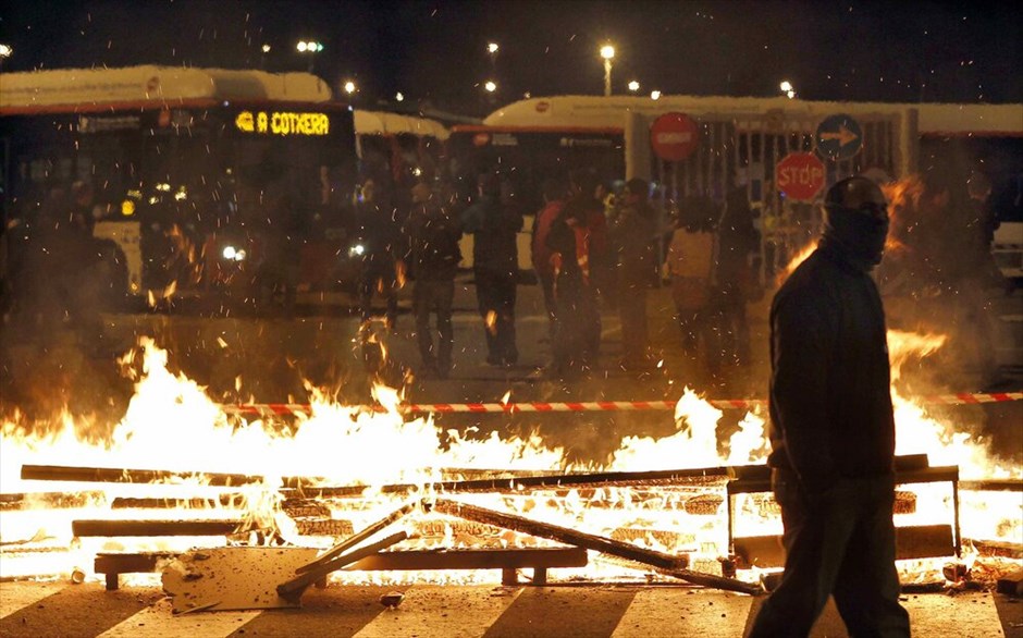 Γενική απεργία στην Ισπανία #31. Γενική απεργία κατά των μέτρων λιτότητας και των μεταρυθμίσεων στα εργασιακά πραγματοποιείται σήμερα στην Ισπανία. Η σημερινή γενική απεργία, που γίνεται μετά από έκκληση των δύο μεγαλύτερων συνδικάτων -Comisiones Obreras (CCOO) και UGT- είναι η έκτη από την θέσπιση των συνδικαλιστικών ελευθεριών το 1977. Η προηγούμενη γενική απεργία πραγματοποιήθηκε στις 29 Σεπτεμβρίου 2010.