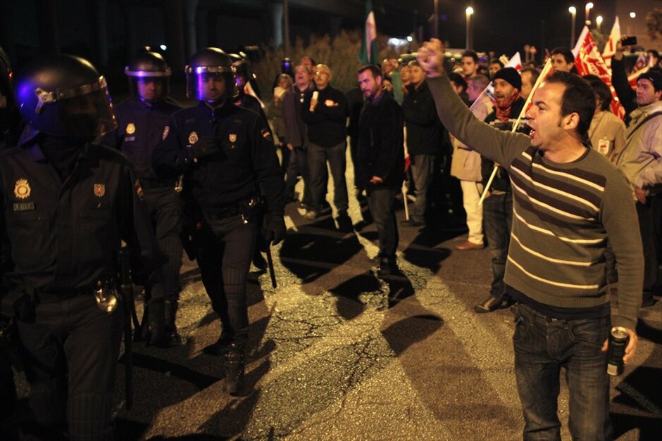 Γενική απεργία στην Ισπανία #37. Γενική απεργία κατά των μέτρων λιτότητας και των μεταρυθμίσεων στα εργασιακά πραγματοποιείται σήμερα στην Ισπανία. Η σημερινή γενική απεργία, που γίνεται μετά από έκκληση των δύο μεγαλύτερων συνδικάτων -Comisiones Obreras (CCOO) και UGT- είναι η έκτη από την θέσπιση των συνδικαλιστικών ελευθεριών το 1977. Η προηγούμενη γενική απεργία πραγματοποιήθηκε στις 29 Σεπτεμβρίου 2010.