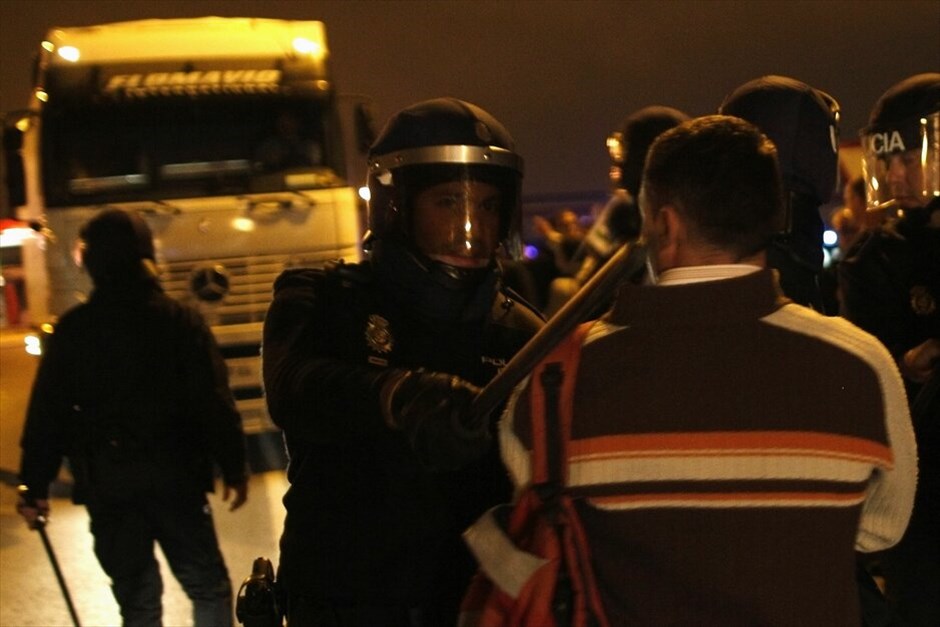 Γενική απεργία στην Ισπανία #38. Γενική απεργία κατά των μέτρων λιτότητας και των μεταρυθμίσεων στα εργασιακά πραγματοποιείται σήμερα στην Ισπανία. Η σημερινή γενική απεργία, που γίνεται μετά από έκκληση των δύο μεγαλύτερων συνδικάτων -Comisiones Obreras (CCOO) και UGT- είναι η έκτη από την θέσπιση των συνδικαλιστικών ελευθεριών το 1977. Η προηγούμενη γενική απεργία πραγματοποιήθηκε στις 29 Σεπτεμβρίου 2010.