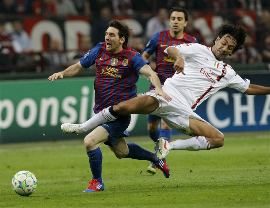 Champions League: Στιγμές από τον αγώνα Μίλαν - Μπαρτσελόνα #2. Ανοιχτούς λογαριασμούς για τον επαναληπτικό της ερχόμενης εβδομάδας στο Καμπ Νου άφησαν Μίλαν και Μπαρτσελόνα. Στο μεγαλύτερο ματς των προημιτελικών του φετινού Champions League οι ροσονέρι και οι μπλαουγκράνα έμειναν στο μηδέν στο Σαν Σίρο, αποτέλεσμα που αφήνει ανοιχτά όλα τα ενδεχόμενα για τη ρεβάνς.