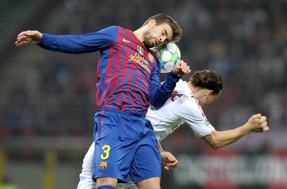 Champions League: Στιγμές από τον αγώνα Μίλαν - Μπαρτσελόνα #4. Ανοιχτούς λογαριασμούς για τον επαναληπτικό της ερχόμενης εβδομάδας στο Καμπ Νου άφησαν Μίλαν και Μπαρτσελόνα. Στο μεγαλύτερο ματς των προημιτελικών του φετινού Champions League οι ροσονέρι και οι μπλαουγκράνα έμειναν στο μηδέν στο Σαν Σίρο, αποτέλεσμα που αφήνει ανοιχτά όλα τα ενδεχόμενα για τη ρεβάνς.