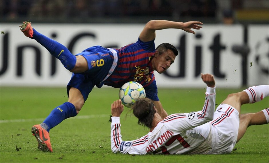 Champions League: Στιγμές από τον αγώνα Μίλαν - Μπαρτσελόνα #14. Ανοιχτούς λογαριασμούς για τον επαναληπτικό της ερχόμενης εβδομάδας στο Καμπ Νου άφησαν Μίλαν και Μπαρτσελόνα. Στο μεγαλύτερο ματς των προημιτελικών του φετινού Champions League οι ροσονέρι και οι μπλαουγκράνα έμειναν στο μηδέν στο Σαν Σίρο, αποτέλεσμα που αφήνει ανοιχτά όλα τα ενδεχόμενα για τη ρεβάνς.