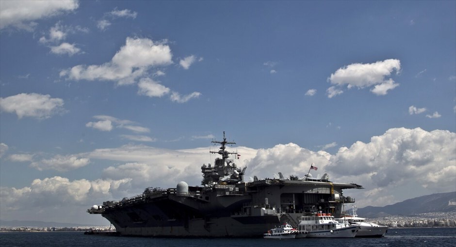 Το αεροπλανοφόρο USS Enterprise στον Πειραιά #1. Στον φαληρικό όρμο βρίσκεται αγκυροβολημένο από το πρωί το πρώτο πυρηνοκίνητο αεροπλανοφόρο στον κόσμο, το αμερικανικό «Enterprise», το οποίο έπειτα από τριήμερη παραμονή στην περιοχή θα πραγματοποιήσει την τελευταία του αποστολή, για να παροπλιστεί στη συνέχεια, μετά 50 και πλέον χρόνια δράσης.