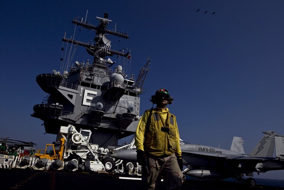 Το αεροπλανοφόρο USS Enterprise στον Πειραιά #2. Στον φαληρικό όρμο βρίσκεται αγκυροβολημένο από το πρωί το πρώτο πυρηνοκίνητο αεροπλανοφόρο στον κόσμο, το αμερικανικό «Enterprise», το οποίο έπειτα από τριήμερη παραμονή στην περιοχή θα πραγματοποιήσει την τελευταία του αποστολή, για να παροπλιστεί στη συνέχεια, μετά 50 και πλέον χρόνια δράσης.