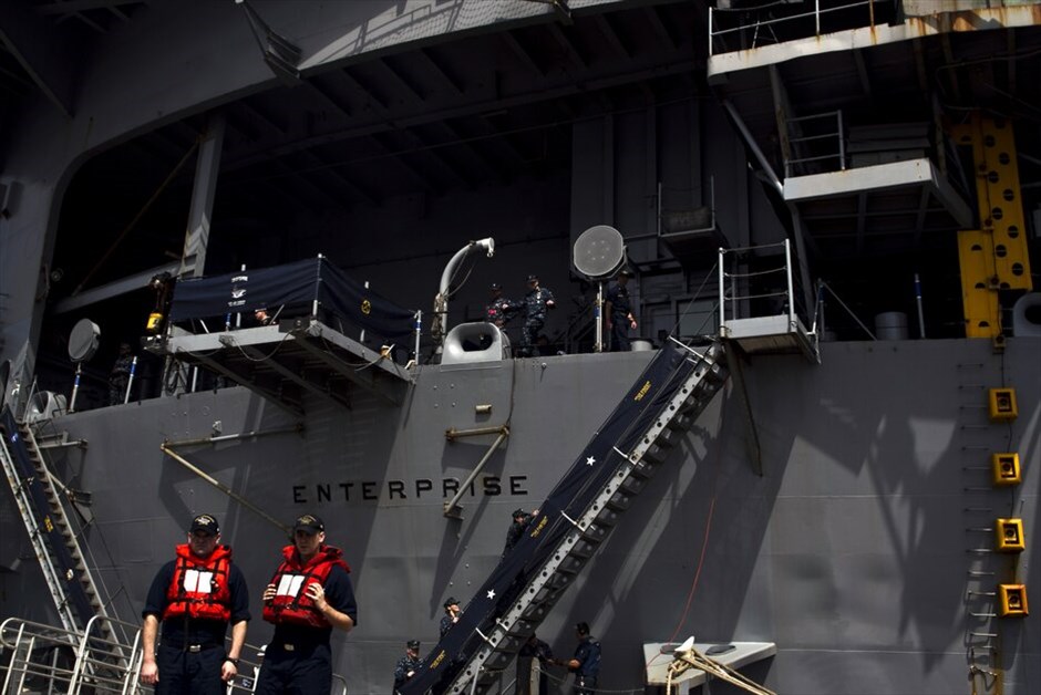 Το αεροπλανοφόρο USS Enterprise στον Πειραιά #3. Στον φαληρικό όρμο βρίσκεται αγκυροβολημένο από το πρωί το πρώτο πυρηνοκίνητο αεροπλανοφόρο στον κόσμο, το αμερικανικό «Enterprise», το οποίο έπειτα από τριήμερη παραμονή στην περιοχή θα πραγματοποιήσει την τελευταία του αποστολή, για να παροπλιστεί στη συνέχεια, μετά 50 και πλέον χρόνια δράσης.
