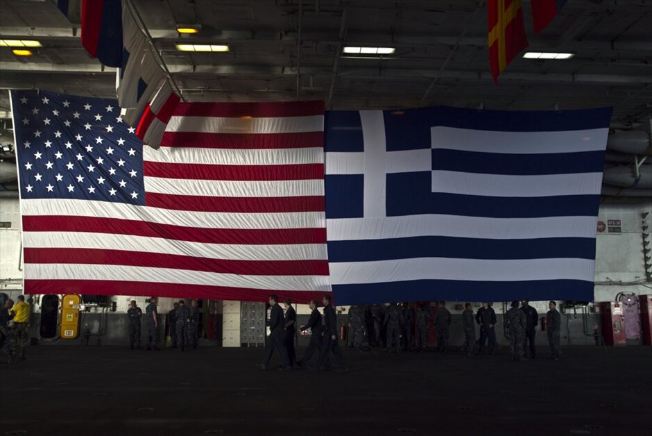 Το αεροπλανοφόρο USS Enterprise στον Πειραιά #5. Στον φαληρικό όρμο βρίσκεται αγκυροβολημένο από το πρωί το πρώτο πυρηνοκίνητο αεροπλανοφόρο στον κόσμο, το αμερικανικό «Enterprise», το οποίο έπειτα από τριήμερη παραμονή στην περιοχή θα πραγματοποιήσει την τελευταία του αποστολή, για να παροπλιστεί στη συνέχεια, μετά 50 και πλέον χρόνια δράσης.