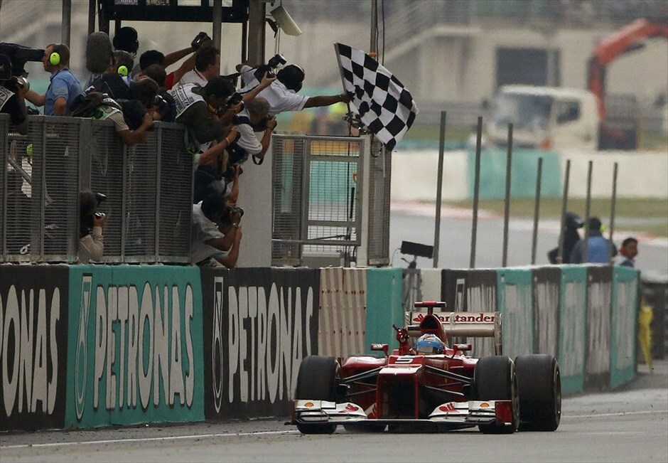 Formula 1: GP Μαλαισίας #16. Καρό σημαία για τον Φερνάντο Αλόνσο.