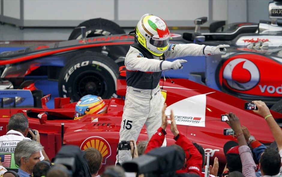 Formula 1: GP Μαλαισίας #17. Ο Σέρζιο Πέρεθ πανηγυρίζει για την δεύτερη θέση.