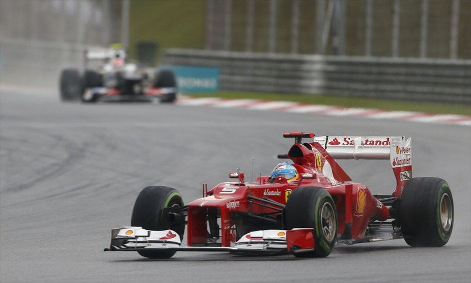 Formula 1: GP Μαλαισίας #19. Ο Φερνάντο Αλόνσο καταδιώκεται από τον Σέρζιο Πέρεθ.