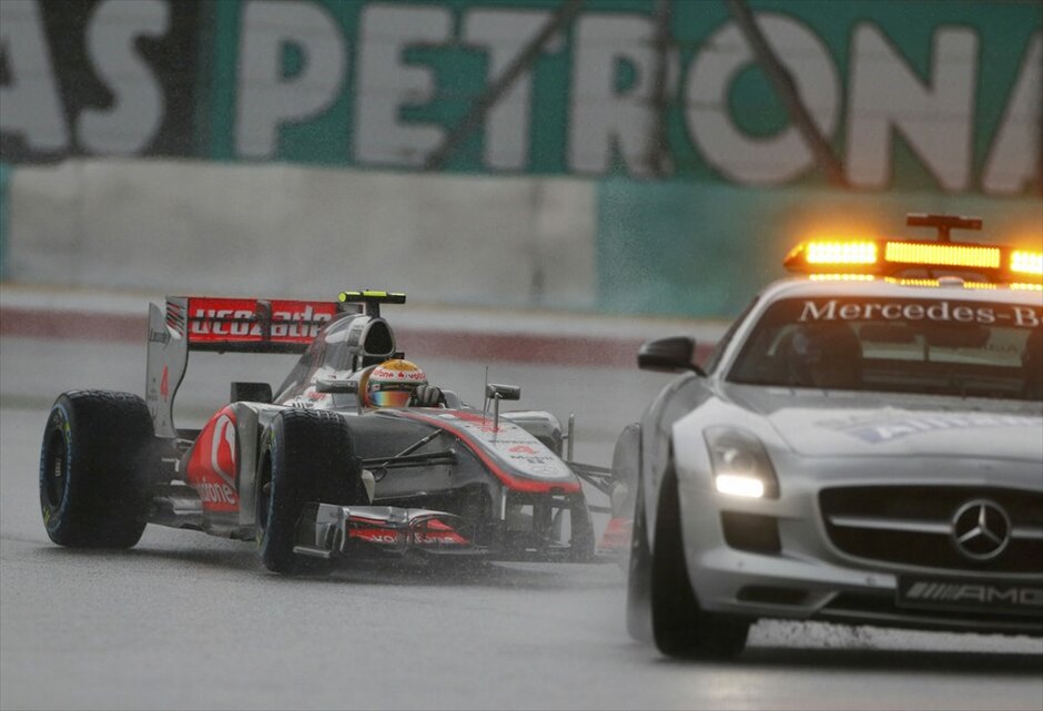 Formula 1: GP Μαλαισίας #23. Ο Λιούις Χάμιλτον ακολουθεί το Αυτοκίνητο Ασφαλείας.