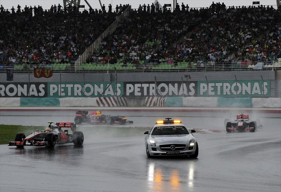 Formula 1: GP Μαλαισίας #25. Το Αυτοκίνητο Ασφαλείας μπήκε στην πίστα στον έκτο γύρο.