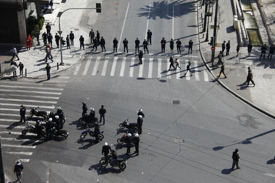 Μαθητική παρέλαση στο Σύνταγμα #2. Με αυξημένη αστυνομική παρουσία και χωρίς την παρουσία πολιτών κατά μήκος της λεωφόρου Αμαλίας, προκειμένου να αποφευχθούν επεισόδια ανάλογα της 28ης Οκτωβρίου, διεξήχθη η φετινή μαθητική παρέλαση για την επέτειο της 25ης Μαρτίου στο Σύνταγμα.