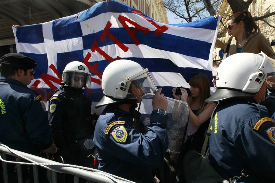Μαθητική παρέλαση στο Σύνταγμα #3. Με αυξημένη αστυνομική παρουσία και χωρίς την παρουσία πολιτών κατά μήκος της λεωφόρου Αμαλίας, προκειμένου να αποφευχθούν επεισόδια ανάλογα της 28ης Οκτωβρίου, διεξήχθη η φετινή μαθητική παρέλαση για την επέτειο της 25ης Μαρτίου στο Σύνταγμα.