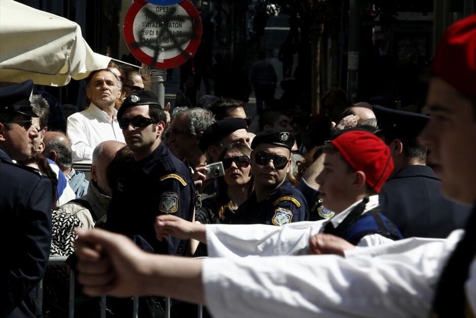 Μαθητική παρέλαση στο Σύνταγμα #6. Με αυξημένη αστυνομική παρουσία και χωρίς την παρουσία πολιτών κατά μήκος της λεωφόρου Αμαλίας, προκειμένου να αποφευχθούν επεισόδια ανάλογα της 28ης Οκτωβρίου, διεξήχθη η φετινή μαθητική παρέλαση για την επέτειο της 25ης Μαρτίου στο Σύνταγμα.