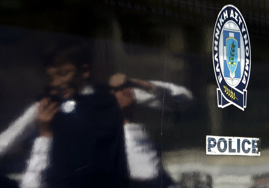 Μαθητική παρέλαση στο Σύνταγμα #7. Με αυξημένη αστυνομική παρουσία και χωρίς την παρουσία πολιτών κατά μήκος της λεωφόρου Αμαλίας, προκειμένου να αποφευχθούν επεισόδια ανάλογα της 28ης Οκτωβρίου, διεξήχθη η φετινή μαθητική παρέλαση για την επέτειο της 25ης Μαρτίου στο Σύνταγμα.