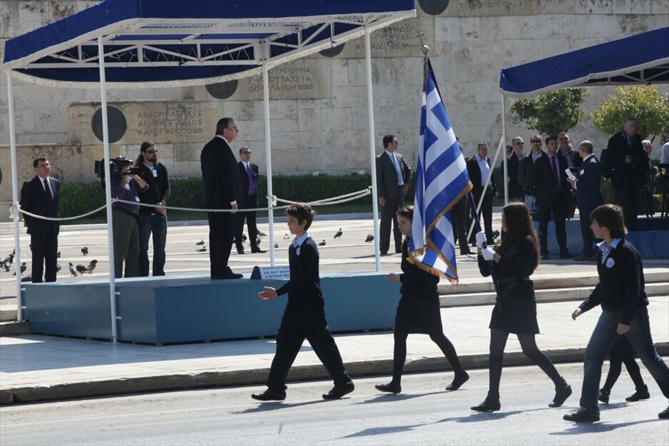 Μαθητική παρέλαση στο Σύνταγμα #8. Με αυξημένη αστυνομική παρουσία και χωρίς την παρουσία πολιτών κατά μήκος της λεωφόρου Αμαλίας, προκειμένου να αποφευχθούν επεισόδια ανάλογα της 28ης Οκτωβρίου, διεξήχθη η φετινή μαθητική παρέλαση για την επέτειο της 25ης Μαρτίου στο Σύνταγμα.