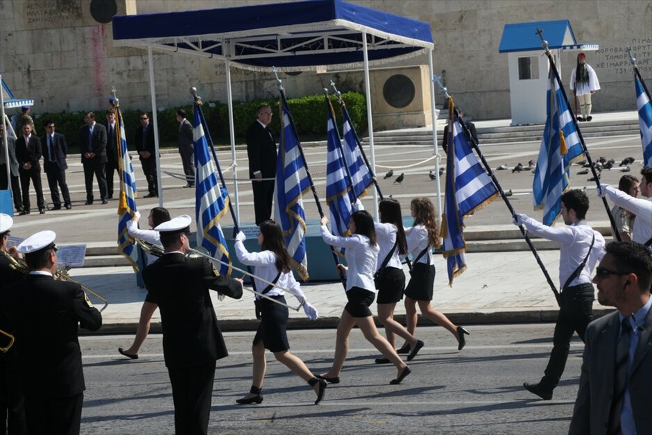 Μαθητική παρέλαση στο Σύνταγμα #10. Με αυξημένη αστυνομική παρουσία και χωρίς την παρουσία πολιτών κατά μήκος της λεωφόρου Αμαλίας, προκειμένου να αποφευχθούν επεισόδια ανάλογα της 28ης Οκτωβρίου, διεξήχθη η φετινή μαθητική παρέλαση για την επέτειο της 25ης Μαρτίου στο Σύνταγμα.