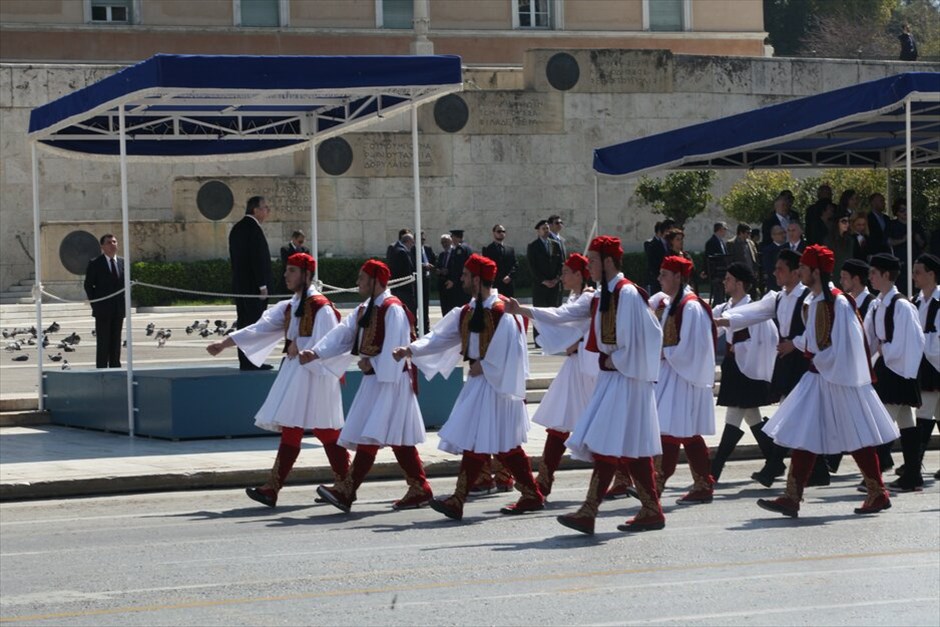 Μαθητική παρέλαση στο Σύνταγμα #11. Με αυξημένη αστυνομική παρουσία και χωρίς την παρουσία πολιτών κατά μήκος της λεωφόρου Αμαλίας, προκειμένου να αποφευχθούν επεισόδια ανάλογα της 28ης Οκτωβρίου, διεξήχθη η φετινή μαθητική παρέλαση για την επέτειο της 25ης Μαρτίου στο Σύνταγμα.