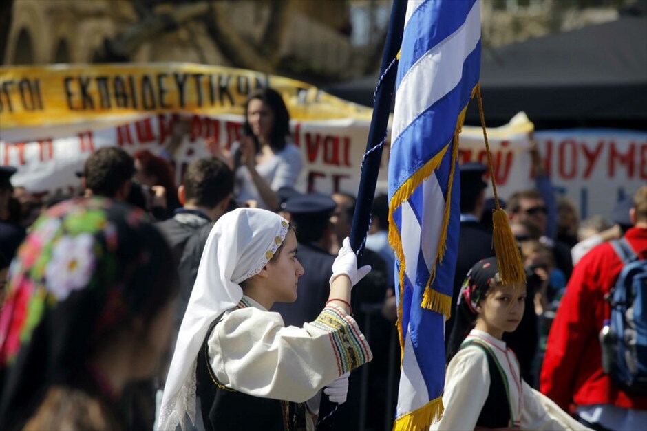 Μαθητική παρέλαση στο Σύνταγμα #12. Με αυξημένη αστυνομική παρουσία και χωρίς την παρουσία πολιτών κατά μήκος της λεωφόρου Αμαλίας, προκειμένου να αποφευχθούν επεισόδια ανάλογα της 28ης Οκτωβρίου, διεξήχθη η φετινή μαθητική παρέλαση για την επέτειο της 25ης Μαρτίου στο Σύνταγμα.