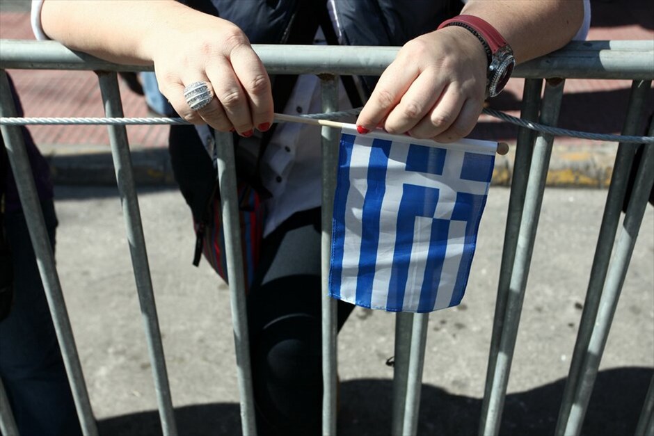 Μαθητική παρέλαση στο Σύνταγμα #13. Με αυξημένη αστυνομική παρουσία και χωρίς την παρουσία πολιτών κατά μήκος της λεωφόρου Αμαλίας, προκειμένου να αποφευχθούν επεισόδια ανάλογα της 28ης Οκτωβρίου, διεξήχθη η φετινή μαθητική παρέλαση για την επέτειο της 25ης Μαρτίου στο Σύνταγμα.