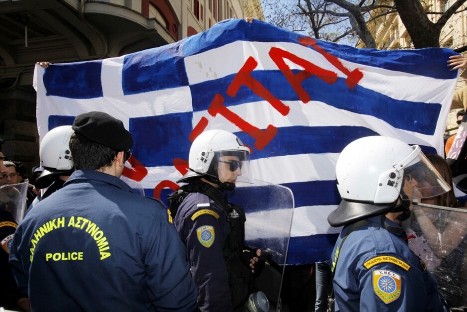 Μαθητική παρέλαση στο Σύνταγμα #14. Με αυξημένη αστυνομική παρουσία και χωρίς την παρουσία πολιτών κατά μήκος της λεωφόρου Αμαλίας, προκειμένου να αποφευχθούν επεισόδια ανάλογα της 28ης Οκτωβρίου, διεξήχθη η φετινή μαθητική παρέλαση για την επέτειο της 25ης Μαρτίου στο Σύνταγμα.