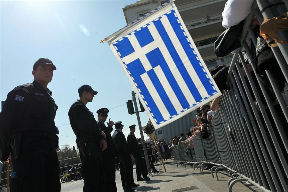 Μαθητική παρέλαση στο Σύνταγμα #15. Με αυξημένη αστυνομική παρουσία και χωρίς την παρουσία πολιτών κατά μήκος της λεωφόρου Αμαλίας, προκειμένου να αποφευχθούν επεισόδια ανάλογα της 28ης Οκτωβρίου, διεξήχθη η φετινή μαθητική παρέλαση για την επέτειο της 25ης Μαρτίου στο Σύνταγμα.