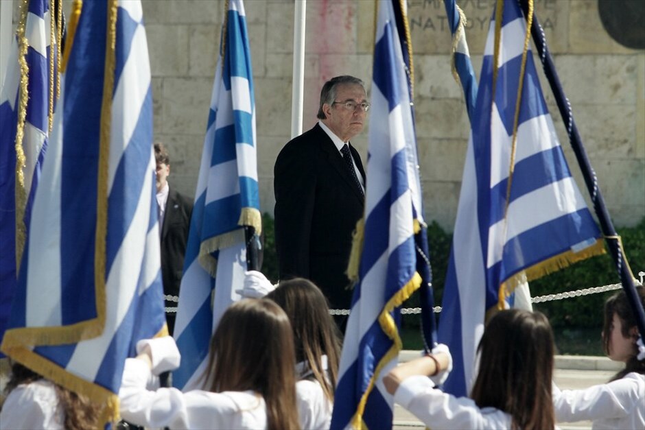 Μαθητική παρέλαση στο Σύνταγμα #16. Με αυξημένη αστυνομική παρουσία και χωρίς την παρουσία πολιτών κατά μήκος της λεωφόρου Αμαλίας, προκειμένου να αποφευχθούν επεισόδια ανάλογα της 28ης Οκτωβρίου, διεξήχθη η φετινή μαθητική παρέλαση για την επέτειο της 25ης Μαρτίου στο Σύνταγμα.