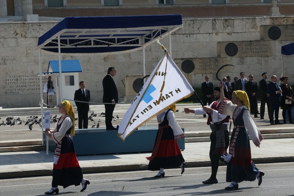 Μαθητική παρέλαση στο Σύνταγμα #17. Με αυξημένη αστυνομική παρουσία και χωρίς την παρουσία πολιτών κατά μήκος της λεωφόρου Αμαλίας, προκειμένου να αποφευχθούν επεισόδια ανάλογα της 28ης Οκτωβρίου, διεξήχθη η φετινή μαθητική παρέλαση για την επέτειο της 25ης Μαρτίου στο Σύνταγμα.