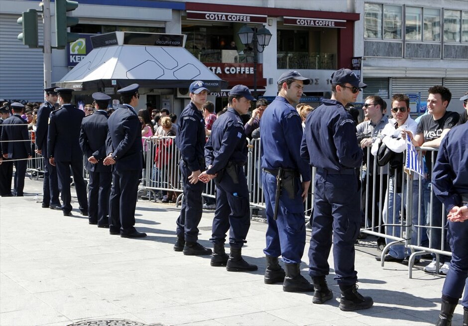 Μαθητική παρέλαση στο Σύνταγμα #19. Με αυξημένη αστυνομική παρουσία και χωρίς την παρουσία πολιτών κατά μήκος της λεωφόρου Αμαλίας, προκειμένου να αποφευχθούν επεισόδια ανάλογα της 28ης Οκτωβρίου, διεξήχθη η φετινή μαθητική παρέλαση για την επέτειο της 25ης Μαρτίου στο Σύνταγμα.