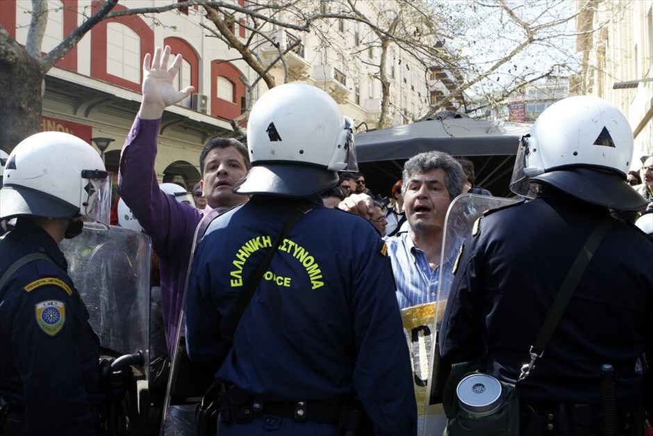 Μαθητική παρέλαση στο Σύνταγμα #20. Εκπαιδευτικοί διαμαρτύρονται κατά την διάρκεια της μαθητικής παρέλασης για τον εορτασμό της 25ης Μαρτίου στο μνημείο του Αγνωστου Στρατιώτη.