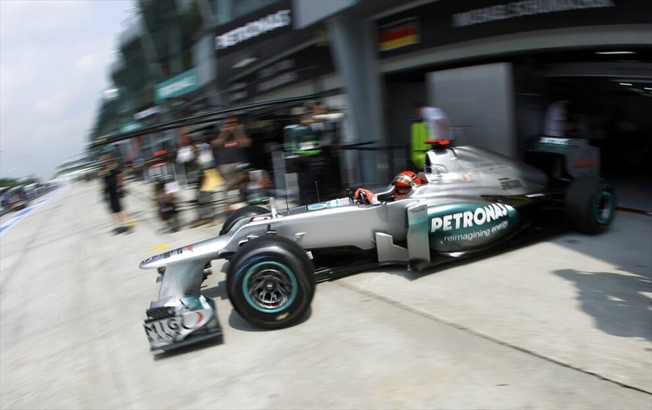 Formula 1: Ελεύθερες δοκιμές της Παρασκευής στη Μαλαισία #9. Ο Μίκαελ Σουμάχερ φεύγει από το γκαράζ της Mercedes GP.