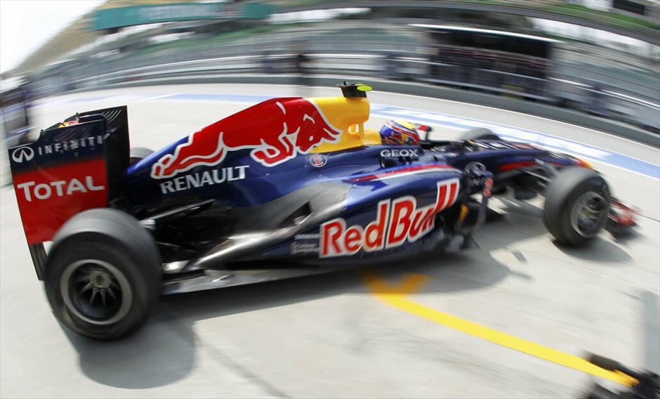 Formula 1: Ελεύθερες δοκιμές της Παρασκευής στη Μαλαισία #11. Ο Σεμπάστιαν Φέτελ φεύγει από το γκαράζ της Red Bull για να ξεκινήσει την προσπάθειά του στην πίστα.