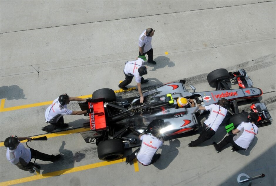 Formula 1: Ελεύθερες δοκιμές της Παρασκευής στη Μαλαισία #12. Η MP4-27 του Λιούις Χάμιλτον σπρώχνεται στο γκαράζ της McLaren-Mercedes.