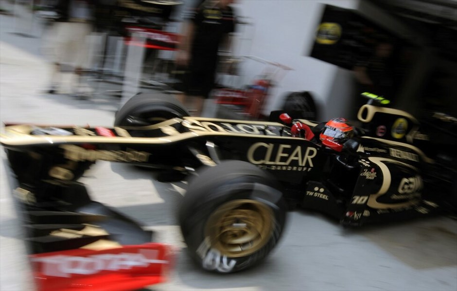 Formula 1: Ελεύθερες δοκιμές της Παρασκευής στη Μαλαισία #16. Ο Ρομάν Γκροσεάν βγαίνει από το γκαράζ της Lotus.