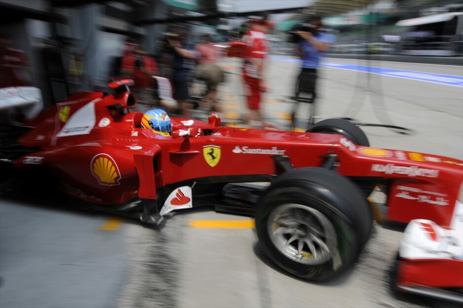 Formula 1: Ελεύθερες δοκιμές της Παρασκευής στη Μαλαισία #19. Ο Φερνάντο Αλόνσο βγαίνει από το γκαράζ της Ferrari για να ξεκινήσει την προσπάθειά του στην πίστα.