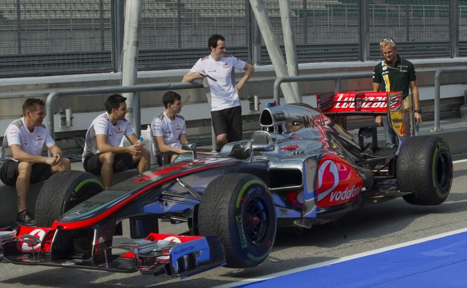 Formula 1: Ελεύθερες δοκιμές της Παρασκευής στη Μαλαισία #20. Ο Χέικι Κοβαλάινεν παρατηρεί τη νέα MP-27 της McLaren Mercedes.