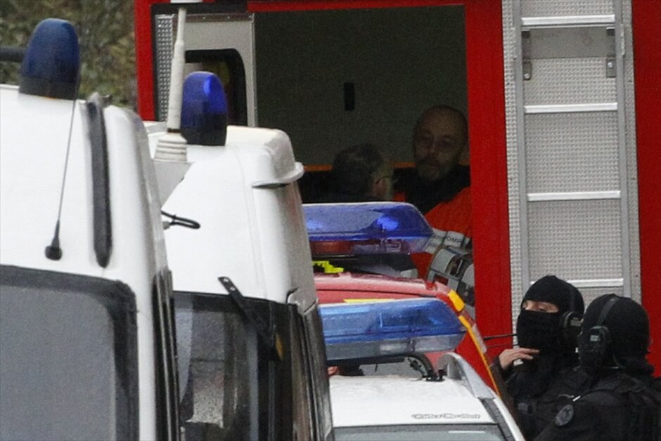 Γαλλία: Επιχείρηση της αστυνομίας στην Τουλούζη (ανανέωση) #3. Αρχισαν ξανά οι συνομιλίες που είχαν διακοπεί προσωρινά μεταξύ των διαπραγματευτών της αστυνομίας και του υπόπτου για τις δολοφονίες τεσσάρων ανθρώπων σε εβραϊκό σχολείο στην Τουλούζη. Νωρίτερα, ο υπουργός Εσωτερικών Κλοντ Γκεάν είχε ανακοινώσει πως ο ύποπτος είχε πει ότι θα παραδοθεί σήμερα το απόγευμα. Ο ένοπλος που ονομάζεται Μοχάμεντ Μεράχ, υποστηρίζει ότι είναι μέλος της Αλ Κάιντα και έχει οχυρωθεί σε σπίτι στην Τουλούζη, το οποίο πολιορκείται από την αστυνομία.