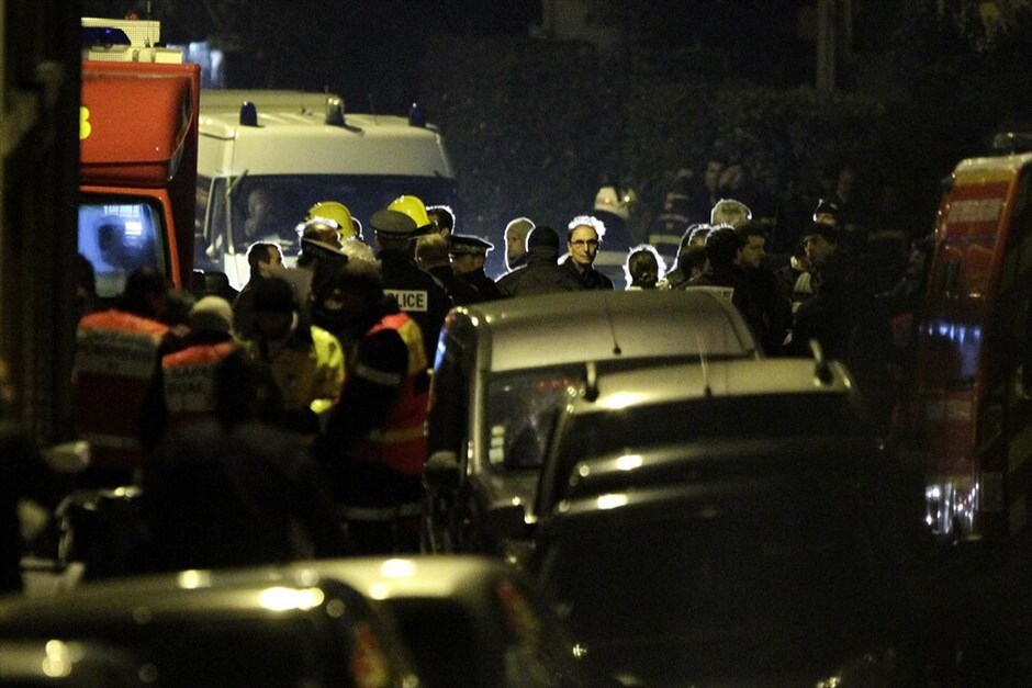 Γαλλία: Επιχείρηση της αστυνομίας στην Τουλούζη (ανανέωση) #5. Αρχισαν ξανά οι συνομιλίες που είχαν διακοπεί προσωρινά μεταξύ των διαπραγματευτών της αστυνομίας και του υπόπτου για τις δολοφονίες τεσσάρων ανθρώπων σε εβραϊκό σχολείο στην Τουλούζη. Νωρίτερα, ο υπουργός Εσωτερικών Κλοντ Γκεάν είχε ανακοινώσει πως ο ύποπτος είχε πει ότι θα παραδοθεί σήμερα το απόγευμα. Ο ένοπλος που ονομάζεται Μοχάμεντ Μεράχ, υποστηρίζει ότι είναι μέλος της Αλ Κάιντα και έχει οχυρωθεί σε σπίτι στην Τουλούζη, το οποίο πολιορκείται από την αστυνομία.