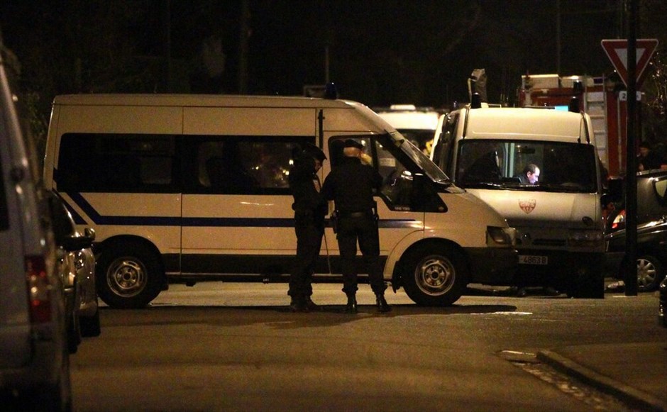 Γαλλία: Επιχείρηση της αστυνομίας στην Τουλούζη (ανανέωση) #6. Αρχισαν ξανά οι συνομιλίες που είχαν διακοπεί προσωρινά μεταξύ των διαπραγματευτών της αστυνομίας και του υπόπτου για τις δολοφονίες τεσσάρων ανθρώπων σε εβραϊκό σχολείο στην Τουλούζη. Νωρίτερα, ο υπουργός Εσωτερικών Κλοντ Γκεάν είχε ανακοινώσει πως ο ύποπτος είχε πει ότι θα παραδοθεί σήμερα το απόγευμα. Ο ένοπλος που ονομάζεται Μοχάμεντ Μεράχ, υποστηρίζει ότι είναι μέλος της Αλ Κάιντα και έχει οχυρωθεί σε σπίτι στην Τουλούζη, το οποίο πολιορκείται από την αστυνομία.