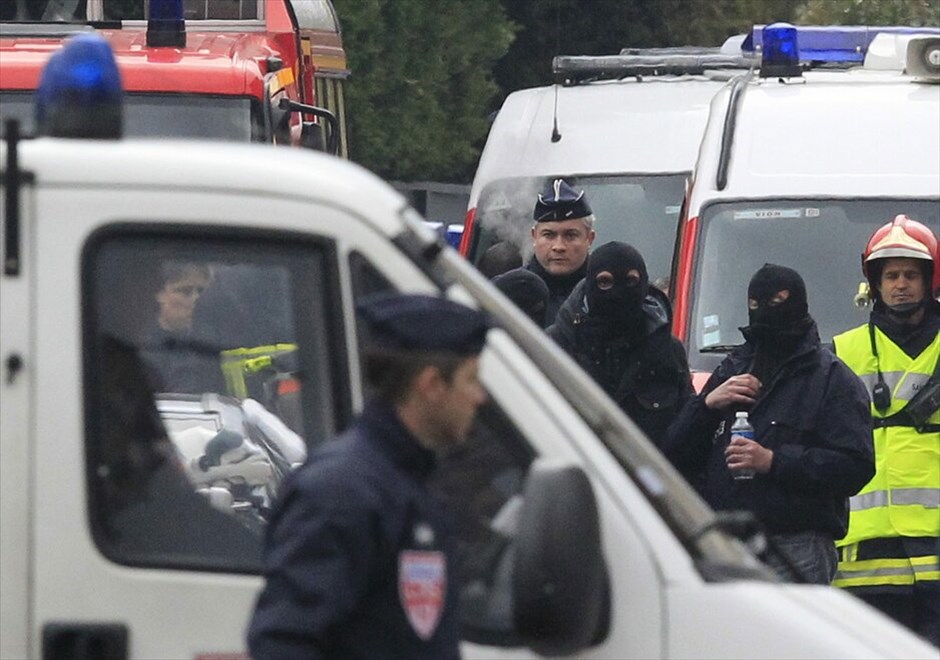 Γαλλία: Επιχείρηση της αστυνομίας στην Τουλούζη (ανανέωση) #10. Αρχισαν ξανά οι συνομιλίες που είχαν διακοπεί προσωρινά μεταξύ των διαπραγματευτών της αστυνομίας και του υπόπτου για τις δολοφονίες τεσσάρων ανθρώπων σε εβραϊκό σχολείο στην Τουλούζη. Νωρίτερα, ο υπουργός Εσωτερικών Κλοντ Γκεάν είχε ανακοινώσει πως ο ύποπτος είχε πει ότι θα παραδοθεί σήμερα το απόγευμα. Ο ένοπλος που ονομάζεται Μοχάμεντ Μεράχ, υποστηρίζει ότι είναι μέλος της Αλ Κάιντα και έχει οχυρωθεί σε σπίτι στην Τουλούζη, το οποίο πολιορκείται από την αστυνομία.