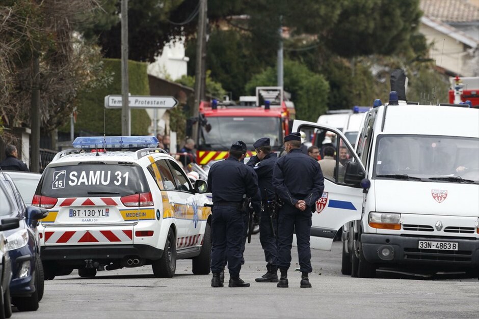 Γαλλία: Επιχείρηση της αστυνομίας στην Τουλούζη (ανανέωση) #11. Αρχισαν ξανά οι συνομιλίες που είχαν διακοπεί προσωρινά μεταξύ των διαπραγματευτών της αστυνομίας και του υπόπτου για τις δολοφονίες τεσσάρων ανθρώπων σε εβραϊκό σχολείο στην Τουλούζη. Νωρίτερα, ο υπουργός Εσωτερικών Κλοντ Γκεάν είχε ανακοινώσει πως ο ύποπτος είχε πει ότι θα παραδοθεί σήμερα το απόγευμα. Ο ένοπλος που ονομάζεται Μοχάμεντ Μεράχ, υποστηρίζει ότι είναι μέλος της Αλ Κάιντα και έχει οχυρωθεί σε σπίτι στην Τουλούζη, το οποίο πολιορκείται από την αστυνομία.