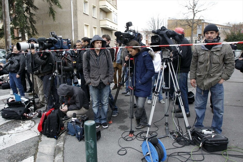 Γαλλία: Επιχείρηση της αστυνομίας στην Τουλούζη (ανανέωση) #12. Αρχισαν ξανά οι συνομιλίες που είχαν διακοπεί προσωρινά μεταξύ των διαπραγματευτών της αστυνομίας και του υπόπτου για τις δολοφονίες τεσσάρων ανθρώπων σε εβραϊκό σχολείο στην Τουλούζη. Νωρίτερα, ο υπουργός Εσωτερικών Κλοντ Γκεάν είχε ανακοινώσει πως ο ύποπτος είχε πει ότι θα παραδοθεί σήμερα το απόγευμα. Ο ένοπλος που ονομάζεται Μοχάμεντ Μεράχ, υποστηρίζει ότι είναι μέλος της Αλ Κάιντα και έχει οχυρωθεί σε σπίτι στην Τουλούζη, το οποίο πολιορκείται από την αστυνομία.