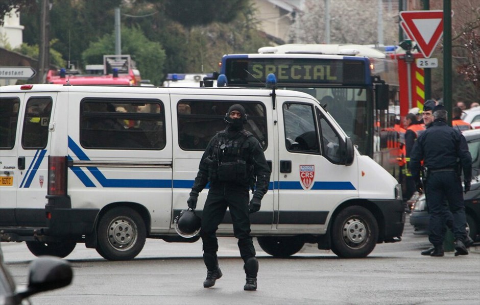 Γαλλία: Επιχείρηση της αστυνομίας στην Τουλούζη (ανανέωση) #13. Αρχισαν ξανά οι συνομιλίες που είχαν διακοπεί προσωρινά μεταξύ των διαπραγματευτών της αστυνομίας και του υπόπτου για τις δολοφονίες τεσσάρων ανθρώπων σε εβραϊκό σχολείο στην Τουλούζη. Νωρίτερα, ο υπουργός Εσωτερικών Κλοντ Γκεάν είχε ανακοινώσει πως ο ύποπτος είχε πει ότι θα παραδοθεί σήμερα το απόγευμα. Ο ένοπλος που ονομάζεται Μοχάμεντ Μεράχ, υποστηρίζει ότι είναι μέλος της Αλ Κάιντα και έχει οχυρωθεί σε σπίτι στην Τουλούζη, το οποίο πολιορκείται από την αστυνομία.