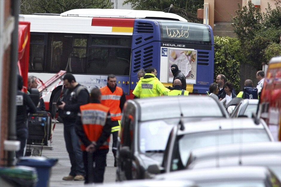 Γαλλία: Επιχείρηση της αστυνομίας στην Τουλούζη (ανανέωση) #17. Γείτονες του υπόπτου που έχει οχυρωθεί σε σπίτι στην Τουλούζη μεταφέρονται με λεωφορείο εκτός της περιοχής.