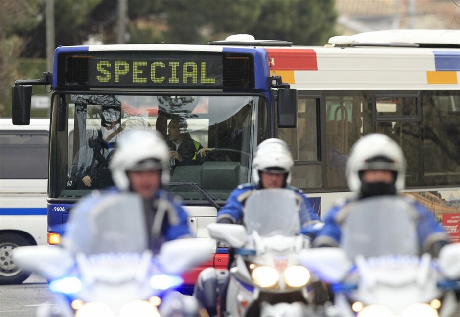 Γαλλία: Επιχείρηση της αστυνομίας στην Τουλούζη (ανανέωση) #18. Γείτονες του υπόπτου που έχει οχυρωθεί σε σπίτι στην Τουλούζη μεταφέρονται με λεωφορείο εκτός της περιοχής.