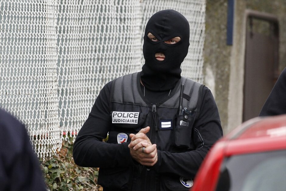 Γαλλία: Επιχείρηση της αστυνομίας στην Τουλούζη (ανανέωση) #20. Αρχισαν ξανά οι συνομιλίες που είχαν διακοπεί προσωρινά μεταξύ των διαπραγματευτών της αστυνομίας και του υπόπτου για τις δολοφονίες τεσσάρων ανθρώπων σε εβραϊκό σχολείο στην Τουλούζη. Νωρίτερα, ο υπουργός Εσωτερικών Κλοντ Γκεάν είχε ανακοινώσει πως ο ύποπτος είχε πει ότι θα παραδοθεί σήμερα το απόγευμα. Ο ένοπλος που ονομάζεται Μοχάμεντ Μεράχ, υποστηρίζει ότι είναι μέλος της Αλ Κάιντα και έχει οχυρωθεί σε σπίτι στην Τουλούζη, το οποίο πολιορκείται από την αστυνομία.